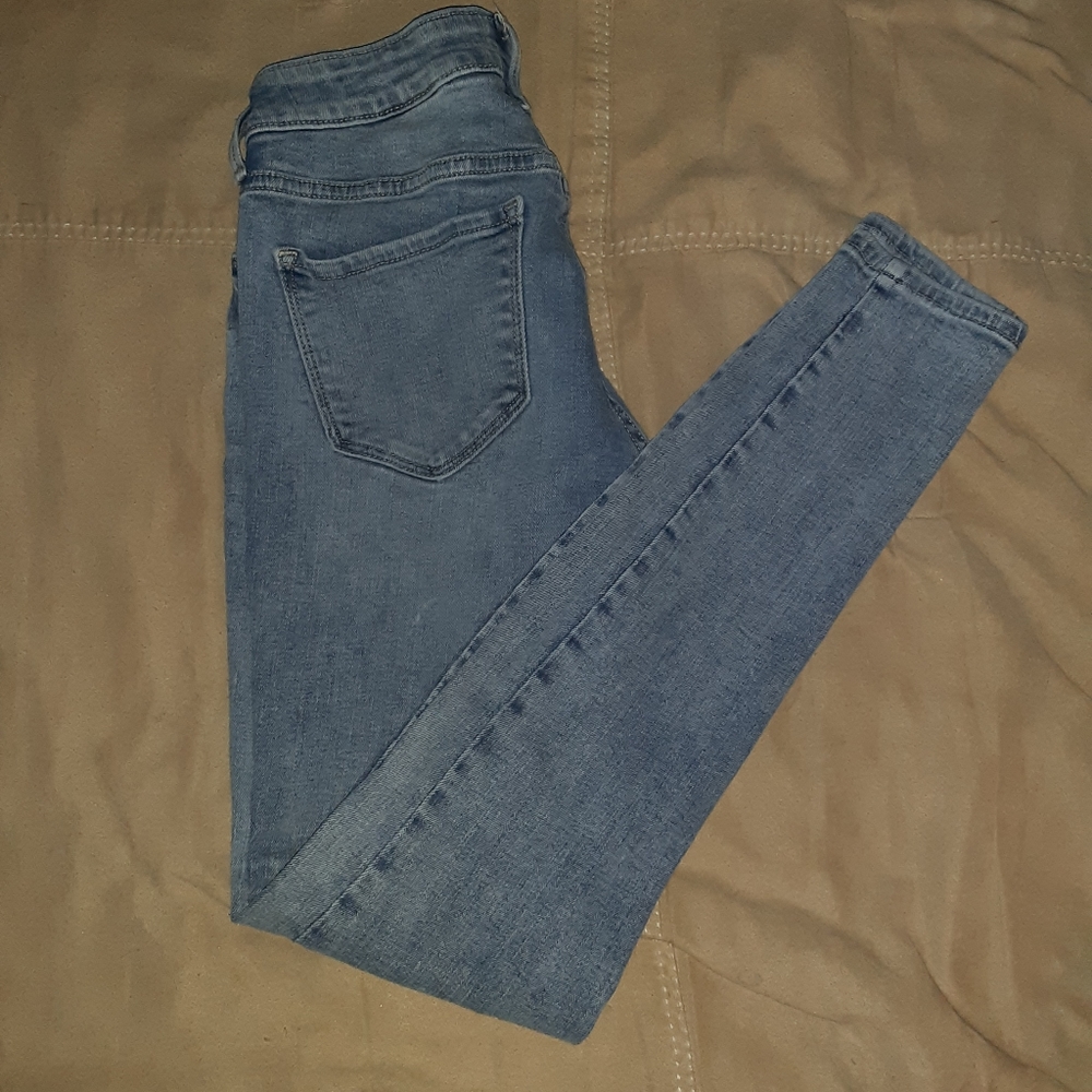 Old Navy skinny jeans. Size 2, worn a few times.